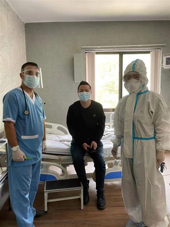 夏琛琛（右）和当地华人在医院。 受访者 供图